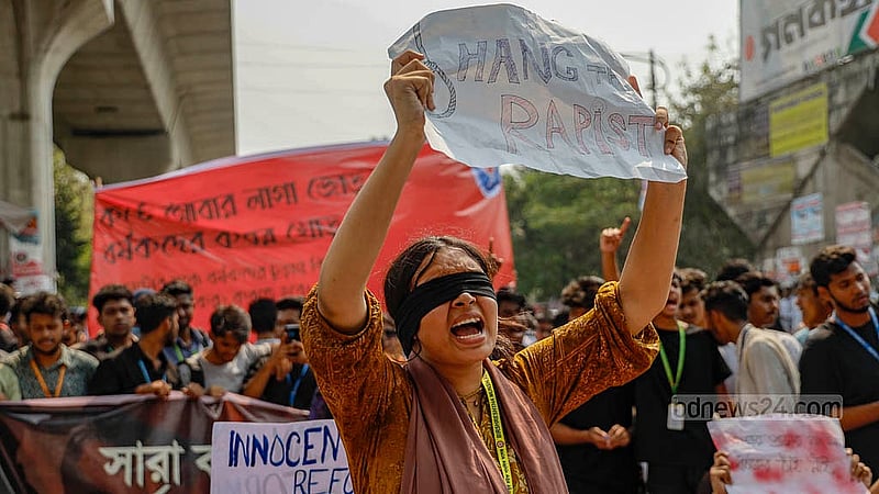ধর্ষকের সর্বোচ্চ শাস্তির দাবিতে মঙ্গলবার ঢাকার শাহবাগ মোড় অবরোধ করে প্ল্যাকার্ড হাতে স্লোগান দেন এ শিক্ষার্থী