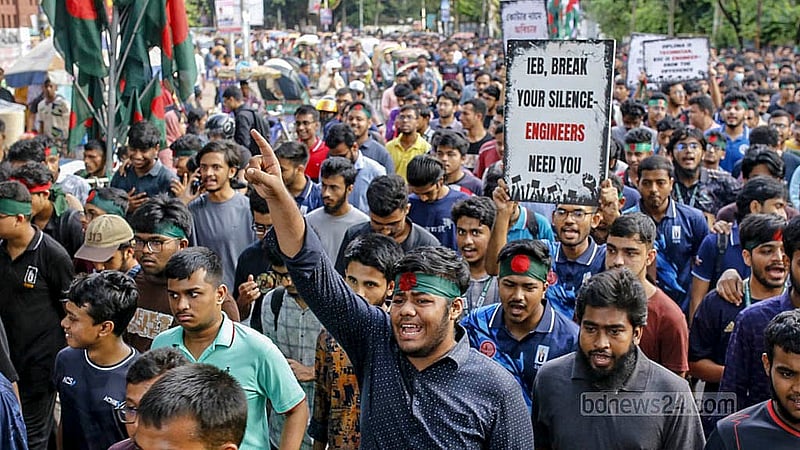 আগের দিনের কর্মসূচিতে পুলিশের লাঠিপেটার প্রতিবাদে বৃহস্পতিবার ডিএমপি সদর দপ্তর অভিমুখে মিছিল বের করেন বাংলাদেশ প্রকৌশল বিশ্ববিদ্যালয় (বুয়েট) শিক্ষার্থীরা।
