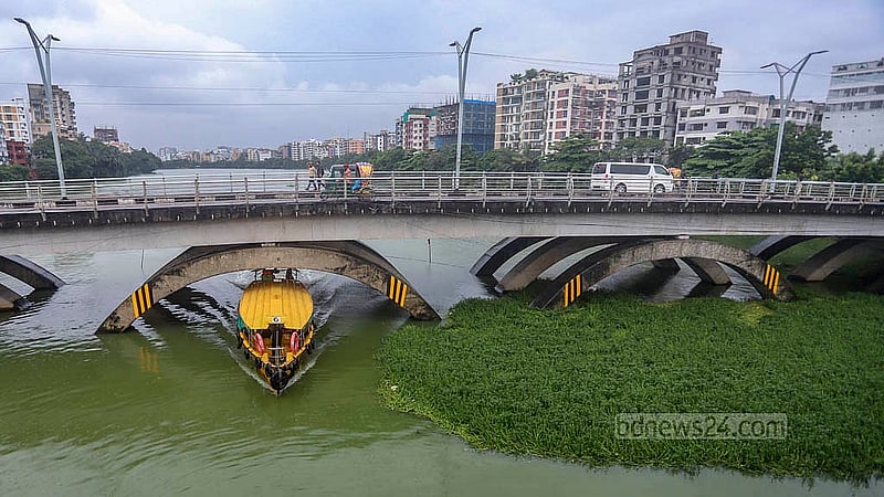 টানা কয়েকদিনের বৃষ্টিতে হাতিরঝিলের পানি বেড়ে যাওয়ায় পুলিশ প্লাজা সংলগ্ন বাড্ডা সংযোগ সেতুর নিচ দিয়ে ঝুঁকি নিয়ে চলাচল করছে ওয়াটার ট্যাক্সি