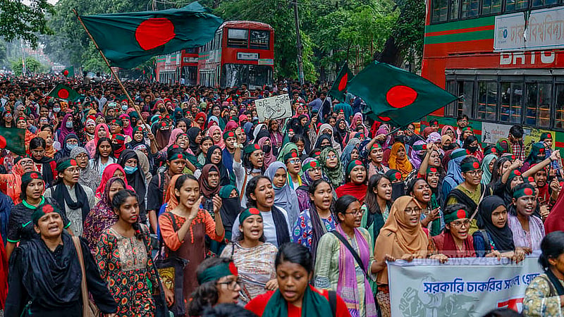 ঢাকা বিশ্ববিদ্যালয়ের কেন্দ্রীয় লাইব্রেরি থেকে বৃহস্পতিবার বিকালে মিছিল নিয়ে উপাচার্যের বাসভবনের সামনে দিকে এগোতে থাকেন কোটা আন্দোলনকারীরা