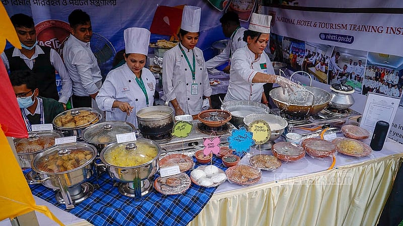 ভোজন-রসিকরা বিভিন্ন স্টল ঘুরে বিভিন্ন এলাকার ঐতিহ্যবাহী সব খাবার দেখছেন। ইচ্ছা হলে তার স্বাদও পরখ করে দেখছেন