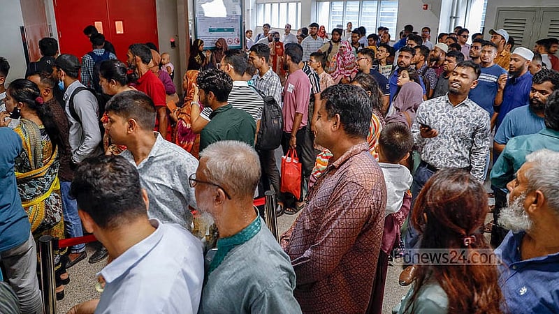 কোটাবিরোধী আন্দোলনের কারণে রাস্তায় যানবাহন না চলায় বিকল্প হিসেবে মানুষের চাপ বাড়ে মেট্রোরেলে