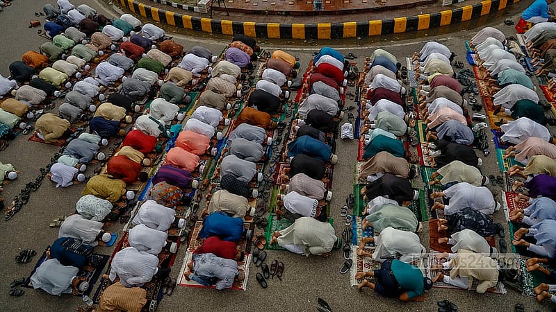 জাতীয় ঈদগাহে সোমবার ঈদুল ফিতরের জামাতে অংশ নেন সব বয়সের, সব শ্রেণি-পেশার মানুষ