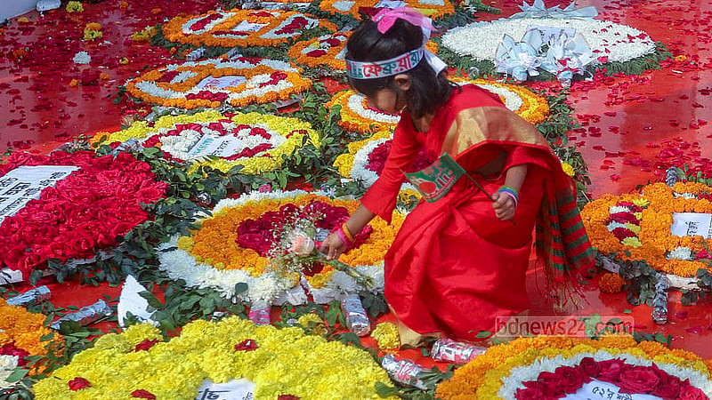 শ্রদ্ধার ফুল হাতে একুশে ফেব্রুয়ারির সকালে শহীদ মিনারে আসে শিশুটি