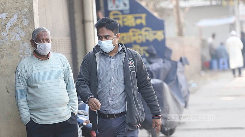 মাত্রাতিরিক্ত বায়ুদূষণের কারণে রাজধানীর টিকাটুলি এলাকায় মাস্ক মুখে চলাচল করতে দেখা গেছে অনেককে