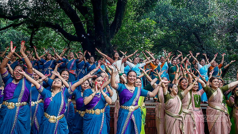 ঢাকা বিশ্ববিদ্যালয়ের চারুকলা অনুষদের বকুলতলায় শুক্রবার নৃত্যশিল্পী অর্থী আহমেদের নির্দেশনায় হয় নৃত্য অনুষ্ঠান ‘ঘনঘটা’, যেখানে অংশ নেয় ১৮ থেকে ৭০ বছর বয়সী শতাধিক নৃত্যশিল্পী