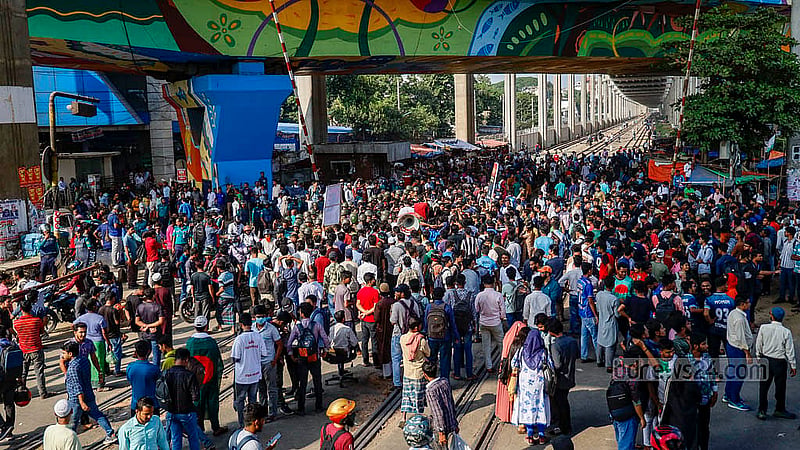 মহাখালীর রেলক্রসিংয়ে অবস্থান নিয়ে বিক্ষোভ দেখান তিতুমীর কলেজের শিক্ষার্থীরা