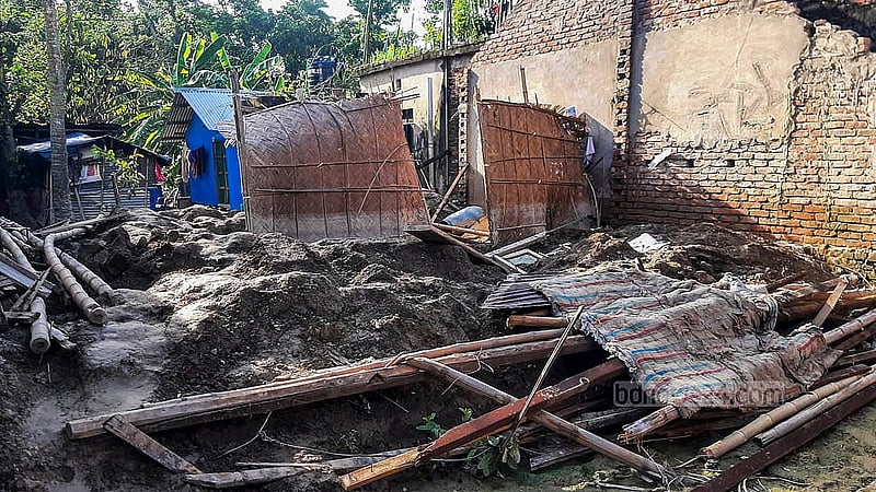 ফেনীর ফুলগাজী উপজেলার দরবারপুর ইউনিয়নের জগতপুর গ্রামে বানের পানিতে পুরোপুরি ভেঙে গেছে ঘর
