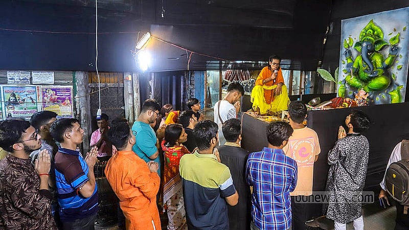 শাঁখারিবাজারের সড়কে অস্থায়ী মণ্ডপে গণেশ পূজায় ভক্ত ও অনুসারীরা