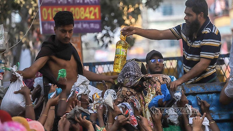রোজার আগেই বাজারে হাওয়া বোতলের সয়াবিন তেল। কিছু দোকানে মিললেও দামও চড়া। তাই কম দামে তেল-ডাল কিনতে টিসিবির ট্রাকসেলের পেছনে বাড়ছে মানুষের ভিড়
