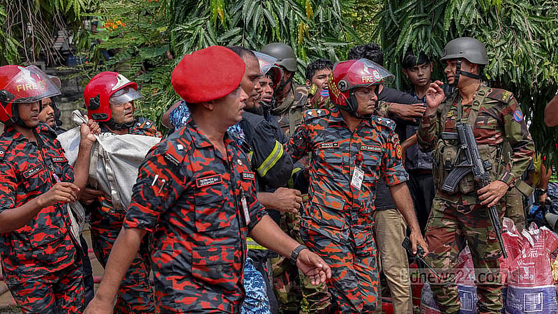 ঢাকার দিয়াবাড়িতে বিমান বাহিনীর ‘এফ-৭ বিজিআই’ যুদ্ধবিমান বিধ্বস্ত হওয়ার পর মাইলস্টোন স্কুল অ্যান্ড কলেজ ক্যাম্পাস থেকে একটি মরদেহ বের কর আনছেন উদ্ধারকারীরা