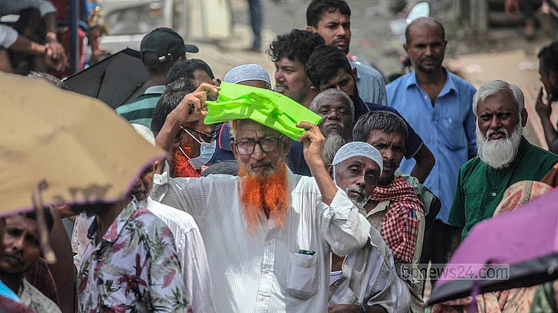 স্বল্প মূল্যে পণ্য কিনতে টিসিবির ট্রাকের পেছনে মানুষের ভিড়। দীর্ঘ সময় অপেক্ষার পরও অনেকে খালি হাতে ফেরেন