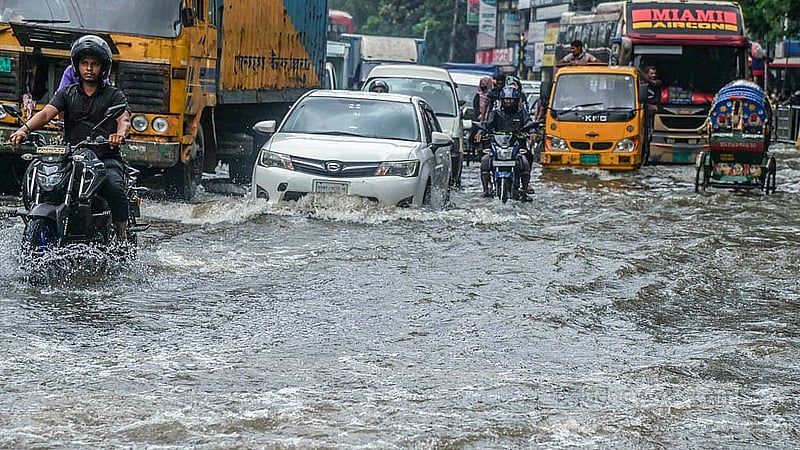 ঢাকার নটরডেম কলেজের সামনে সড়কে জমেছে হাঁটু সমান পানি। তাতে যান চলাচল ব্যাহত হচ্ছে