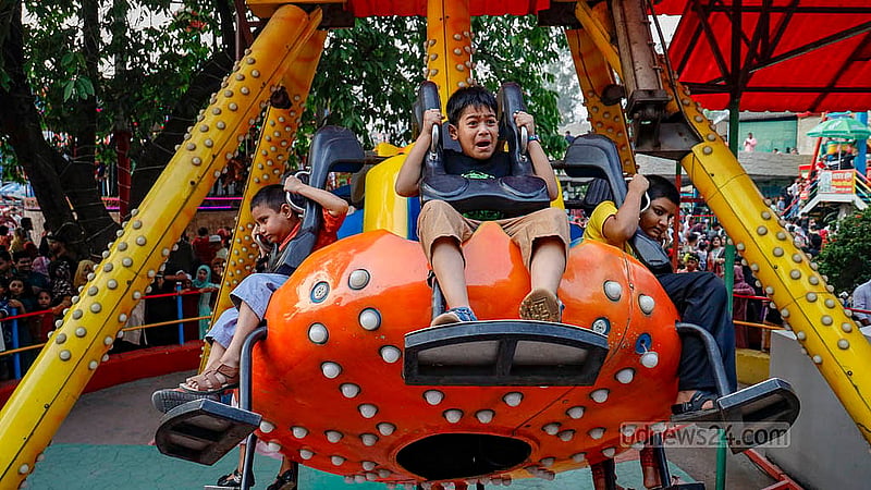 রাজধানীর শ্যামলীতে ওয়ান্ডারল্যান্ড পার্কে মঙ্গলবার ঈদের পরদিন একটি রাইডে উচ্ছ্বসিত শিশুরা