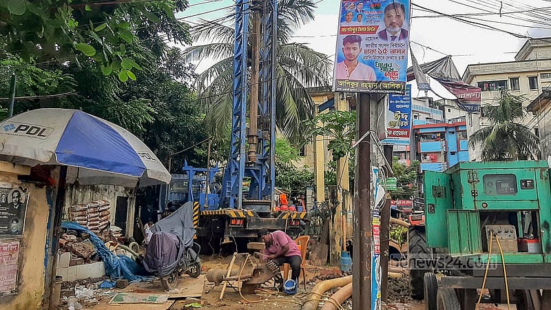 রাজধানীর ইব্রাহিমপুর গোলাবাড়ি ১ নম্বর পানির পাম্পে চলছে নতুন করে গভীর নলকূপ বসানোর কাজ