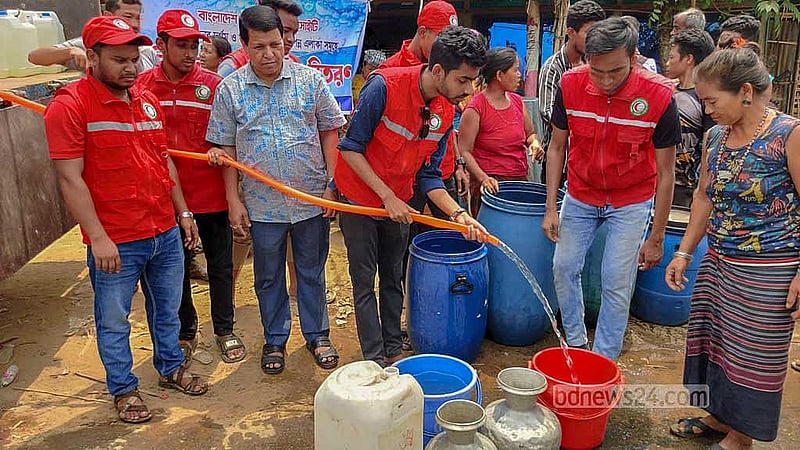 বান্দরবান থেকে প্রায় ৪০ কিলোমিটার দূরে চিম্বুক পাহাড়ের কোরাং বাজার এলাকার পানি বিতরণ করে রেড ক্রিসেন্ট। এ এলাকায় ম্রো সম্প্রদায়ের ২১০টি পরিবারের বসবাস