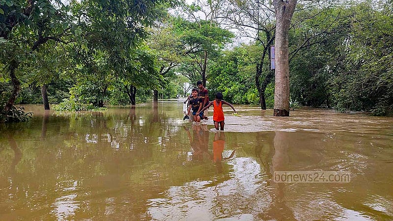সিলেটে টানা বৃষ্টি ও উজান থেকে নেমে আসা ঢলে সৃষ্ট বন্যায় পানিবন্দি হয়ে পড়েছে সেখানকার মানুষ।
