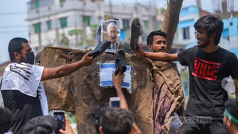 গাজায় ইসরায়েলের গণহত্যার প্রতিবাদে সোমবার ঢাকার শনিরআখড়ায় প্রধানমন্ত্রী বেনিয়ামিন নেতানিয়াহুর কুশপুতুলে জুতা নিক্ষেপ করেন শিক্ষার্থীরা
