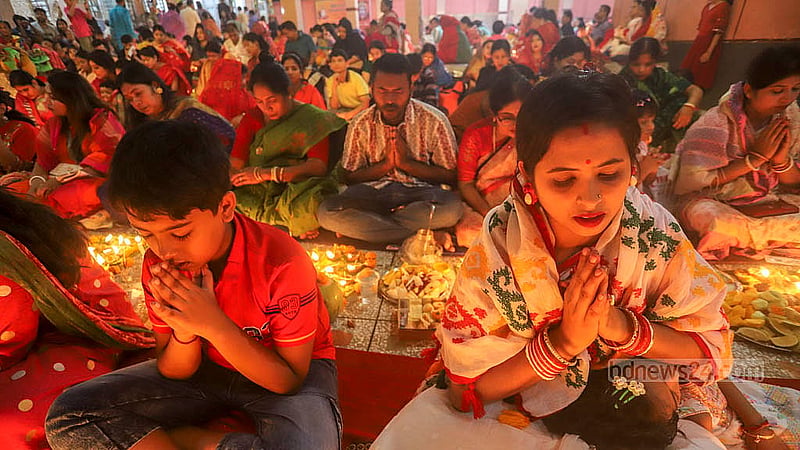 ঢাকার স্বামীবাগ লোকনাথ আশ্রমে বড়দের সাথে ছোটরাও শামিল হয় কার্তিক ব্রত পালনে