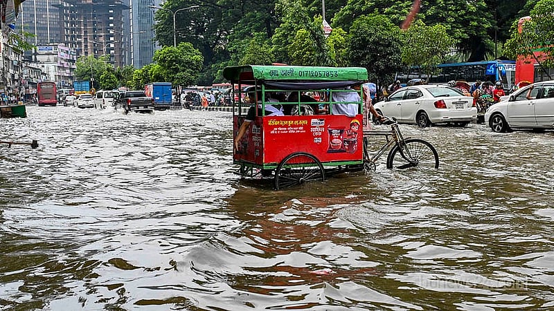 ঢাকার নটরডেম কলেজের সামনে সড়কে জমেছে হাঁটু সমান পানি। তাতে যান চলাচল ব্যাহত হচ্ছে।