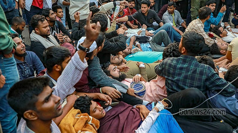 জগন্নাথ বিশ্ববিদ্যালয়ের দ্বিতীয় ক্যাম্পাসের নির্মাণকাজ সেনাবাহিনীকে হস্তান্তরসহ তিন দাবিতে অনশনে বসা শিক্ষার্থীরা ‘কমপ্লিট শাটডাউন’ কর্মসূচির পর সোমবার বিকালে সচিবালয়ের সামনে অবস্থান নেন।