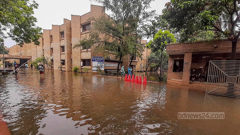 টানা বৃষ্টিতে শনিবার তলিয়ে গেছে ঢাকার মাতুয়াইল শিশু-মাতৃ স্বাস্থ্য ইনস্টিটিউট হাসপাতাল প্রাঙ্গণ