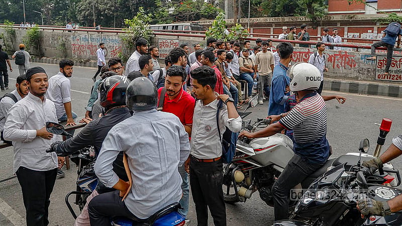 ছয় দাবিতে বুধবার তেজগাঁওয়ের সাত রাস্তায় অবরোধ করেন ঢাকা পলিটেকনিক ইনস্টিটিউটের শিক্ষার্থীরা; জরুরি বাহন ছাড়া অন্য কোনো গাড়ি চলাচল করতে দেননি তারা