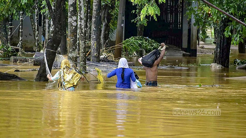 সিলেটে টানা বৃষ্টি ও উজান থেকে নেমে আসা ঢলে সৃষ্ট বন্যায় পানিবন্দি হয়ে পড়েছে সেখানকার মানুষ।