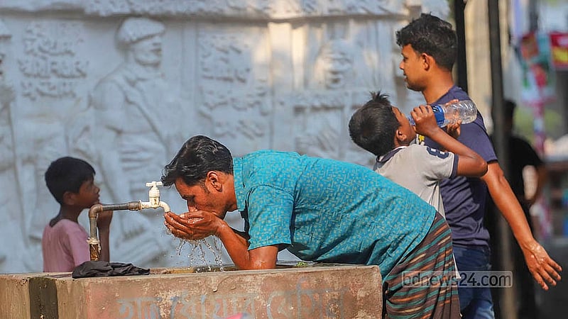 তীব্র তাপপ্রবাহে ভোগান্তিতে পড়েছেন শ্রমজীবী মানুষ। তৃঞ্চা মেটাতে ঢাকা বিশ্ববিদ্যালয়ে ট্যাপ থেকে পানি খান অনেকে