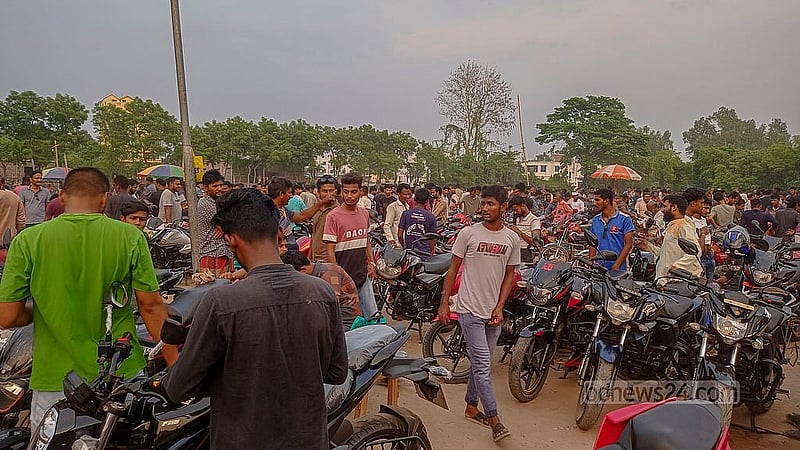 চুয়াডাঙ্গার আলমডাঙ্গায় পুরনো মোটরসাইকেলের হাটে ক্রেতা-বিক্রেতার ভিড়