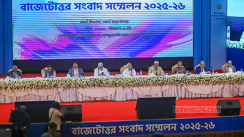 ঢাকার ওসমানী স্মৃতি মিলনায়তনে মঙ্গলবার বাজেট পরবর্তী সংবাদ সম্মেলনে অতিথিরা