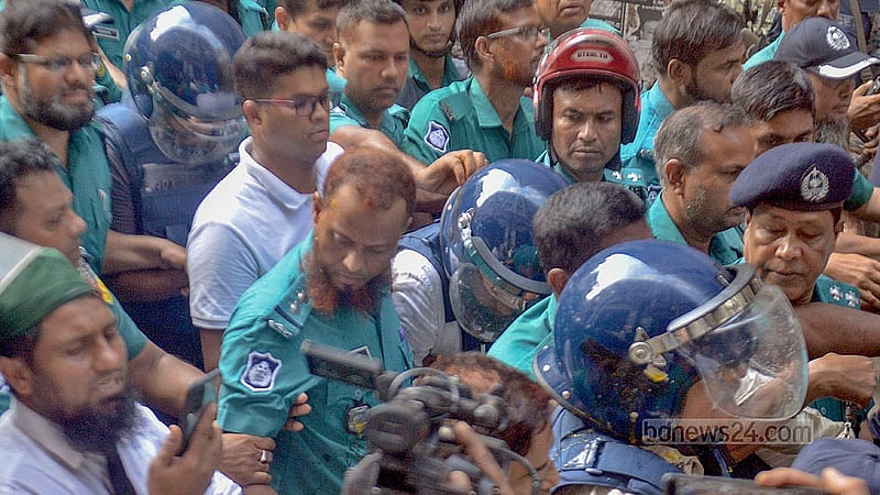 কোটা সংস্কার আন্দোলনের মধ্যে রাজধানীর পল্টনে এক রিকশাচালক হত্যা মামলায় বৃহস্পতিবার সাবেক আইসিটি প্রতিমন্ত্রী জুনাইদ আহমেদ পলকের ১০ দিনের রিমান্ড মঞ্জুর করে আদালত।