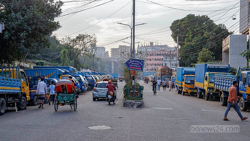 সাত রাস্তা থেকে তেজগাঁও ট্রাক স্ট্যান্ড হয়ে রেলক্রসিং পর্যন্ত সড়কের দুই পাশেই রাখা হয়েছে ট্রাক, পিকআপ ও কভার্ড ভ্যান। ফলে যানবাহন চলাচলের রাস্তা হয়ে গেছে সংকীর্ণ