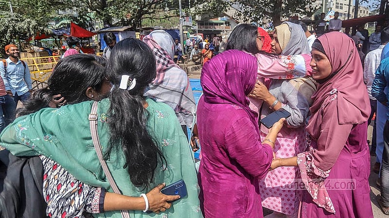 হাই কোর্টের দেওয়া রায় আপিল বিভাগে স্থগিত হওয়ার খবরে আনন্দে একে অপরকে জড়িয়ে ধরেন আন্দোলন চালিয়ে আসা নিয়োগপ্রার্থীরা