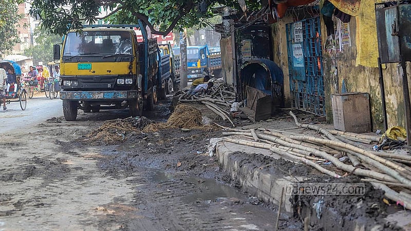 ঢাকার ধোলাইখাল এলাকায় কোরবানির পশুর হাটের বর্জ্য না সরানোয় সড়কে চলাচল কঠিন ঠেকছে অনেকের কাছে