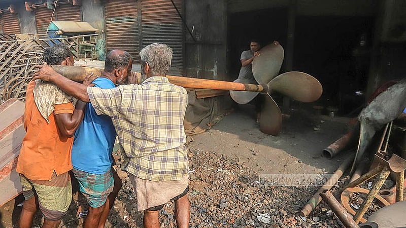 আকার অনুযায়ী তৈরি করে দেওয়া হয় প্রপেলার। বড় আকারেরগুলো সরাতে ঘাম ছুটে যায় শ্রমিকদের