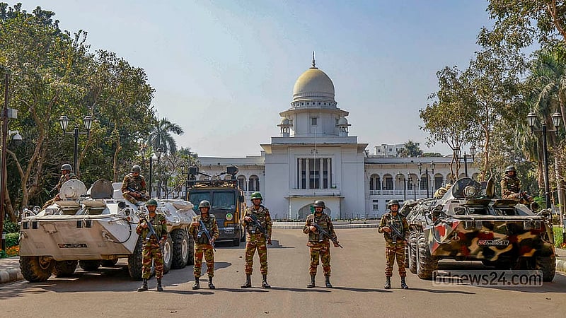 ভারতে পালিয়ে থাকা সাবেক প্রধানমন্ত্রী শেখ হাসিনার বক্তব্য প্রচারের পর সারা দেশে ভাঙচুর, অগ্নিসংযোগের ঘটনার পরিপ্রেক্ষিতে হাই কোর্ট এলাকার নিরাপত্তায় সেনা সদস্যদের মোতায়েন করা হয়