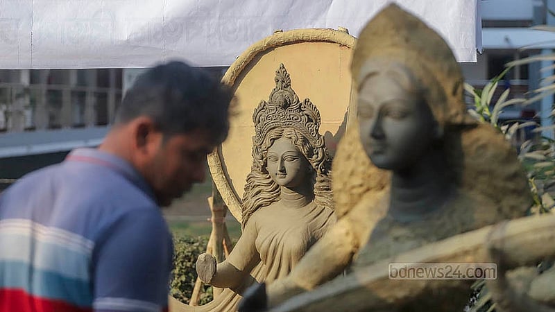 সরস্বতীর পূজা উপলক্ষে ঢাকা বিশ্ববিদ্যালয়ের জগন্নাথ হলের মাঠে বিভিন্ন বিভাগ ও ইনস্টিটিউটের পক্ষ থেকে ৭৫টির বেশি মণ্ডপ নির্মাণ করা হবে। শিক্ষার্থীদের পছন্দ অনুযায়ী সেখানে এখন প্রতিমা গড়ছেন কারিগররা