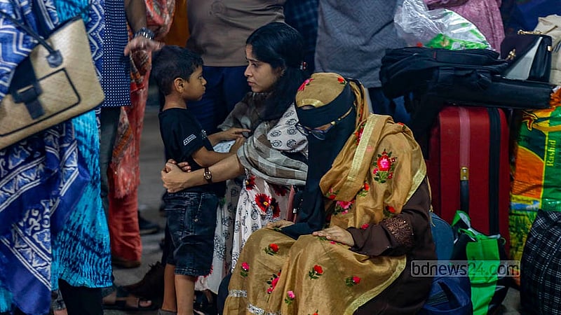 মহাখালী বাস টার্মিনালে বৃহস্পতিবার বাস আসতে দেরি হওয়ায় অপেক্ষায় থাকা এক নারীকে যাত্রীদের বসার জায়গাতেই নামাজ পড়তে দেখা যায়