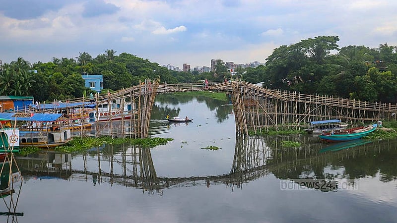 রাজধানীর খিলগাঁওয়ের ত্রিমোহনী এলাকায় নড়াই নদীর উপর অনেক উঁচুতে বানানো বাঁশের এ সাঁকো দিয়ে প্রতিদিন হাজারো মানুষের চলাচল