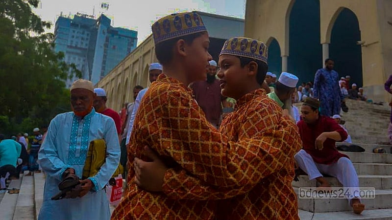 বায়তুল মোকাররম মসজিদে শনিবার ঈদুল আজহার নামাজ শেষে কোলাকুলি ও শুভেচ্ছা বিনিময়  করেন মুসলমানরা
