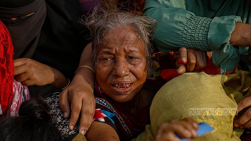 রাজধানীর মানিক মিয়া অ্যাভিনিউয়ে বৃহস্পতিবার টিসিবির ট্রাক ঘিরে নারীদের জটলা। দুই কেজি ডাল ও দুই লিটার তেল পেতে ভোর থেকে চেষ্টা চলে তাদের