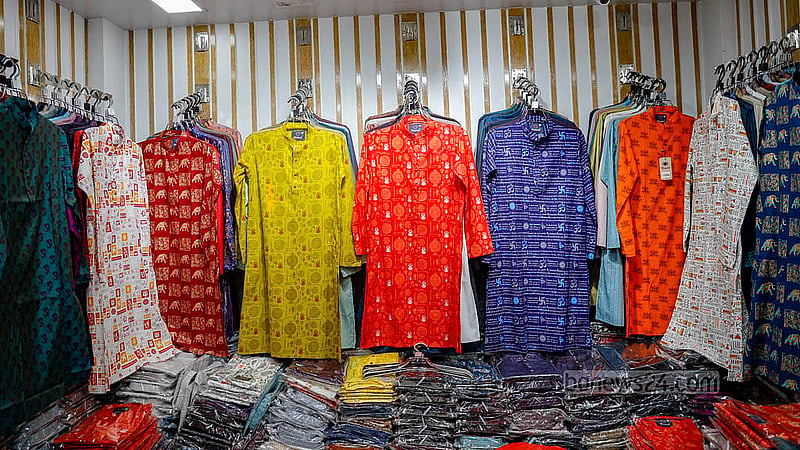 ঢাকার আজিজ সুপার মার্কেটে দুর্গোৎসব উপলক্ষে একটি দোকানে সাজিয়ে রাখা হয়েছে নানা রঙ ও নকশার পাঞ্জাবি। দোকানিরা বলছেন, পূজার কয়েকটা দিন কেনাটাকা ভালোই হচ্ছে। কিন্তু অন্যান্য সময়ের বিকিকিনি আগের মতো নেই