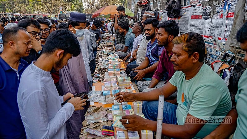 ঈদ এলেই চাহিদা বেড়ে যায় নতুন নোটের। দুই টাকা থেকে শুরু করে ২০০ টাকার নোটের বান্ডেল মিলবে গুলিস্তানের নতুন টাকার এ বাজারে