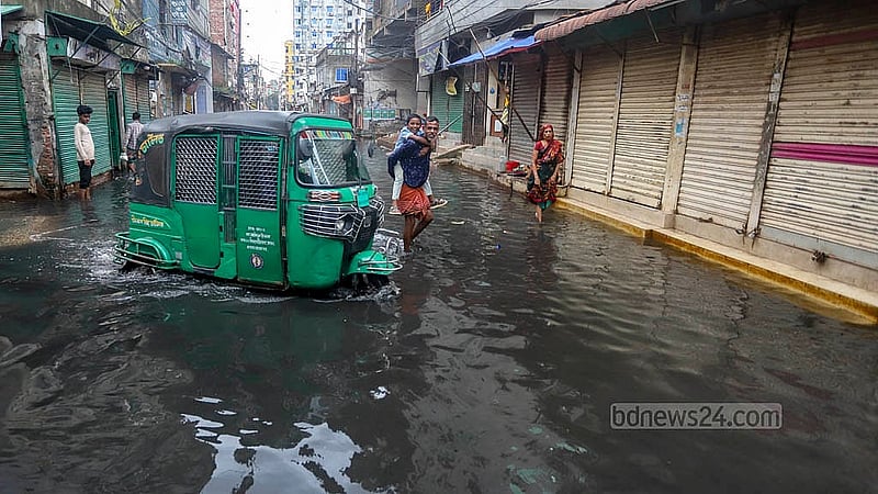 পানিতে তলিয়ে থাকায় রাজধানীর উত্তর জুরাইনের ‘পাইপ রাস্তা’ দিয়ে খুব একটা যান চলাচল করে না। ফলে স্থানীয় বাসিন্দাদের পোহাতে হয় ভোগান্তি