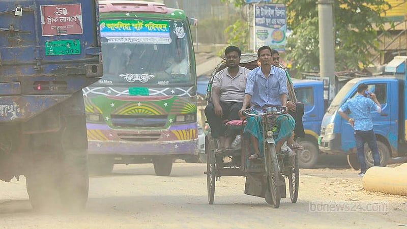 ঢাকা-আশুলিয়া এলিভেটেড এক্সপ্রেসওয়ের কাজ চলায় আশুলিয়া সড়কে মুখে মাস্ক ছাড়া চলাচল করা দায়