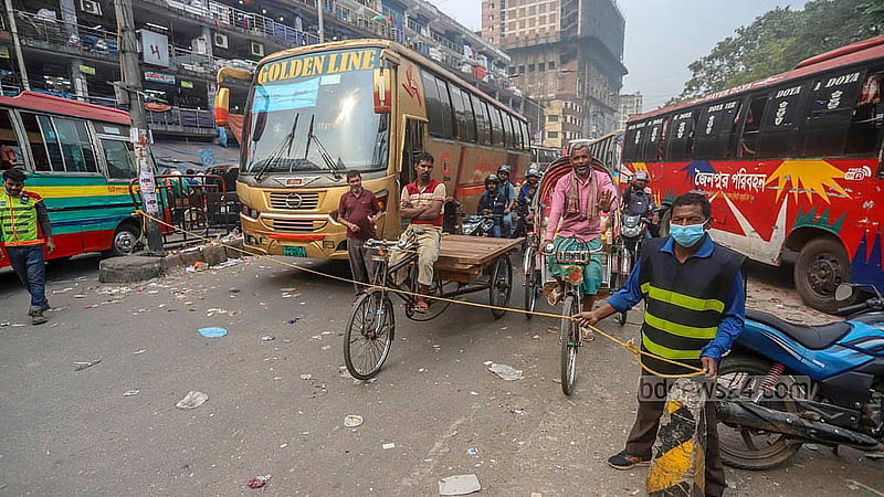 ঢাকার গুলিস্তান সার্জেন্ট আহাদ পুলিশ বক্সের সামনে সড়কে ট্রাফিক সিগন্যাল বাতি নষ্ট লাগানোর পর থেকেই। বাধ্য হয়ে সেখানে রশি দিয়ে যানবাহন নিয়ন্ত্রণ করে পুলিশ