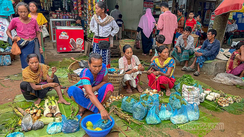 ছোট ছোট ভাগে শাক ও সবজি নিয়ে বসেছেন খাগড়াছড়ির দীঘিনালার নারীরা। এসব সবজি তারা নিজেরাই চাষ করেন