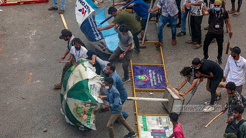 ঢাকার মহাখালী রেলগেট এলাকায় বৃহস্পতিবার পুলিশের ছাউনি থেকে শুরু করে হাতের কাছে শিক্ষার্থীরা যা পেয়েছে সেটিকেই ঢাল বানিয়েছে শিক্ষার্থীরা