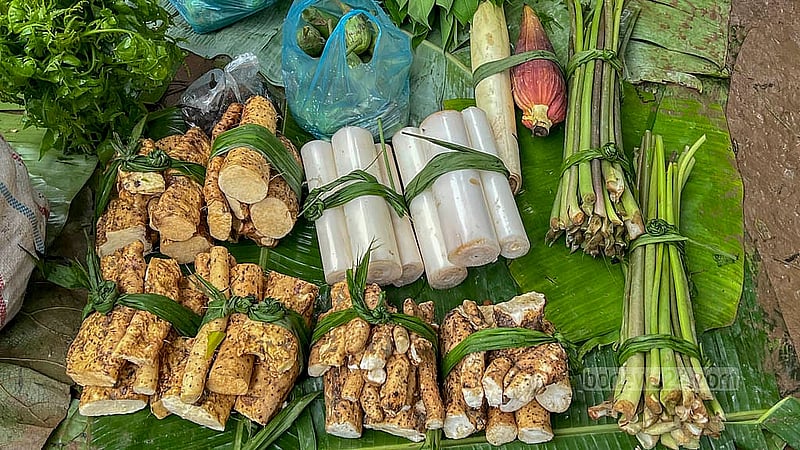 খাগড়াছড়ির দীঘিনালার লারমা স্কয়ারের হাটে পাওয়া যায় সব ধরনের পাহাড়ি শাক-সবজি